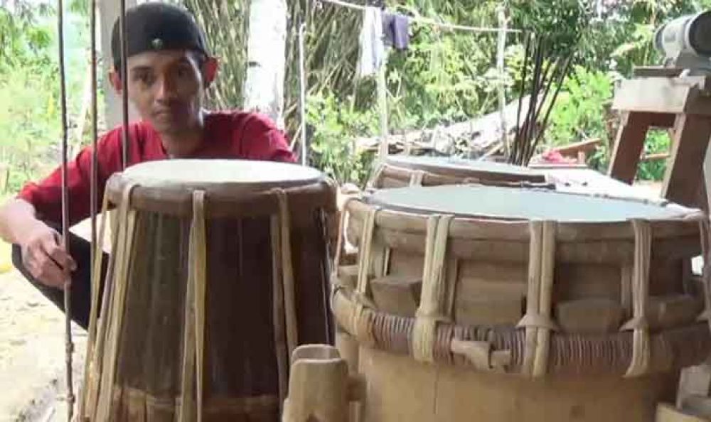 Syaiin dengan alat musik dari bambu buatannya