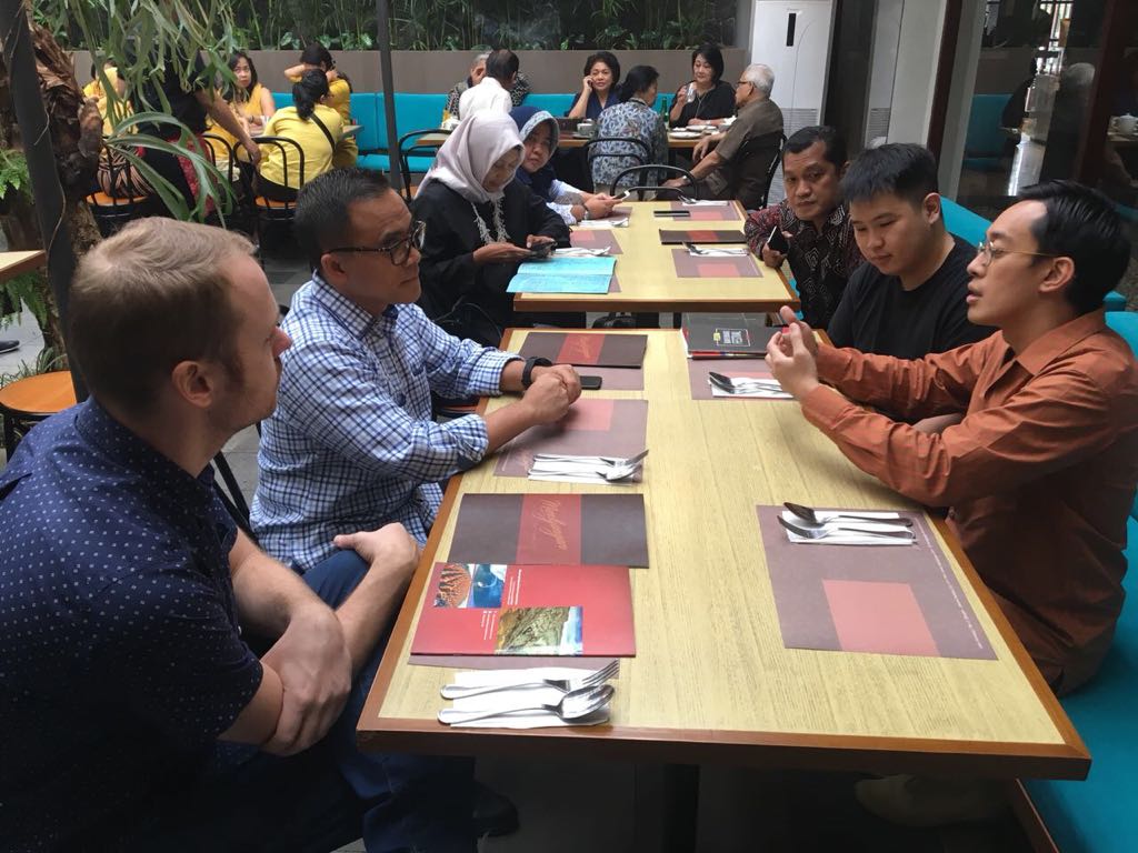 Bupati Anas saat berdiskusi dengan pihak Traveloka.