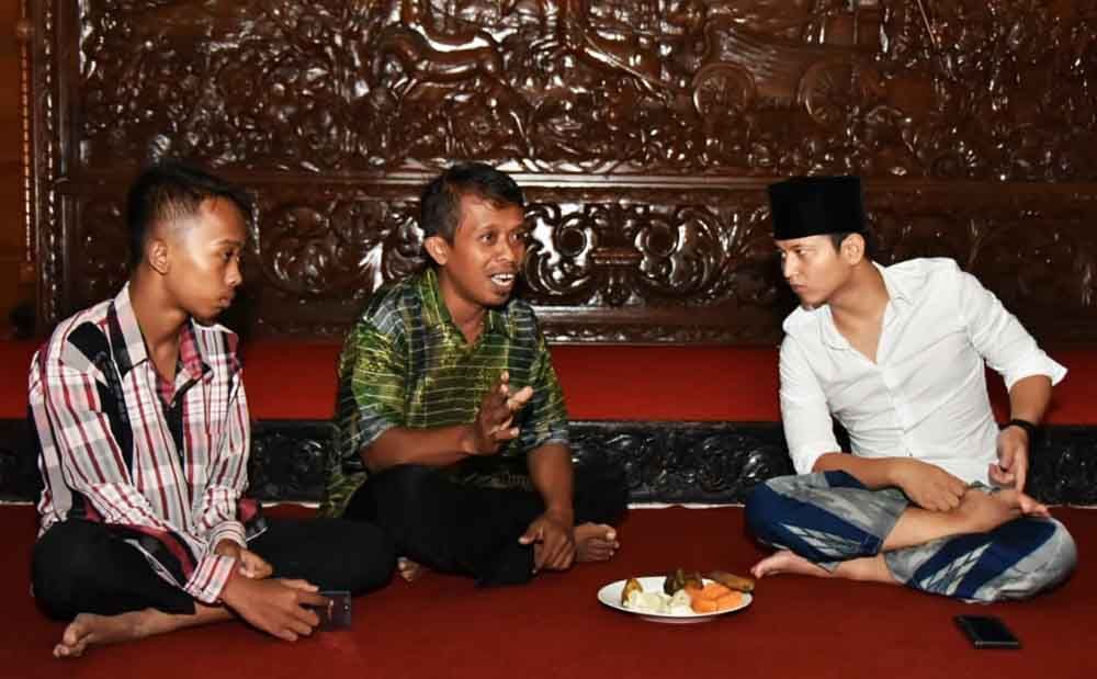 Bupati Trenggalek, Mochamad Nur Arifin (baju putih) bersama warga pada program 'Sonjo Pendopo'