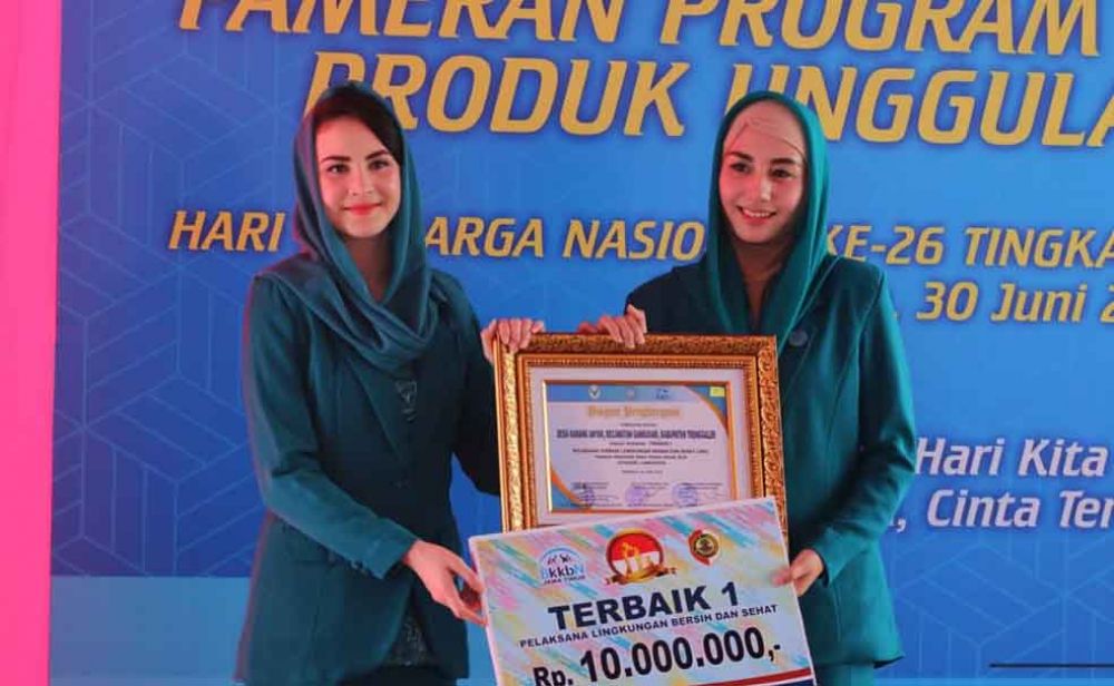  Ketua PKK Trenggalek, Novita Hardini saat menerima penghargaan