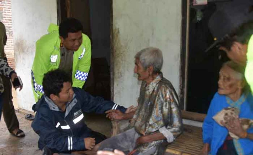 Kapolres Trenggalek dan Cak Ipin berikan nasi bungkus kepada warga