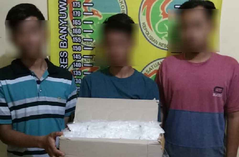 Alex Setiyawan (kanan) bersama dua kurir yang masih remaja, Ilham dan Andy diamankan di Polres Banyuwangi