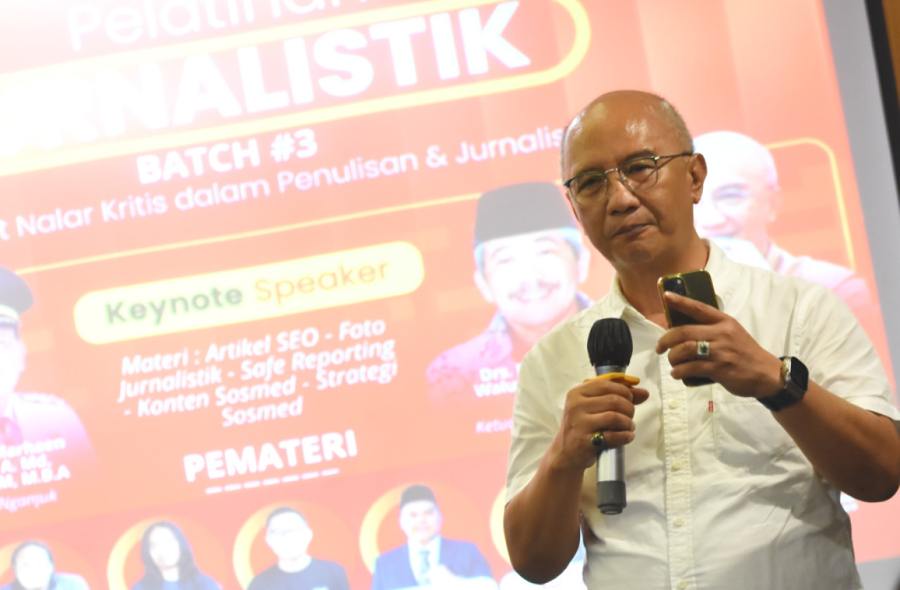Wakil Ketua Umum Bidang Migas Kamar Dagang dan Industri (Kadin) Jawa Timur, Tri Prakoso, saat mengisi Pelatihan Jurnalistik. (Foto: Fuadi for jatimnow.com)