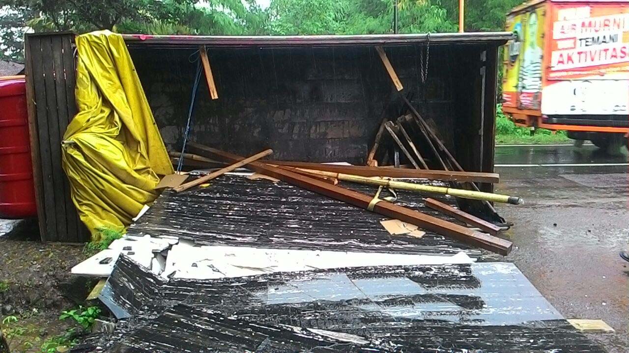 Truk Tujuan Bali Terguling, Muatan Marmer Granit Ambyar