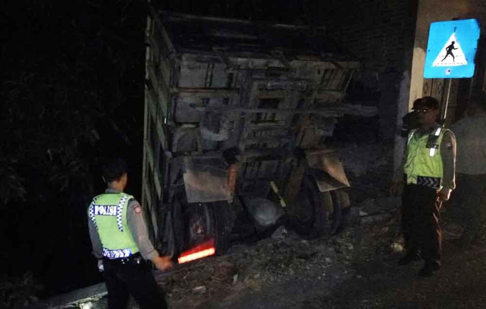Petugas menggelar olah TKP kecelakaan truk menabrak toko