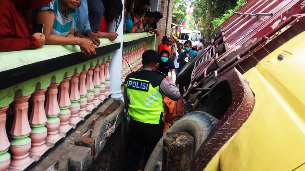 Proses evakuasi korban yang terlindas truk