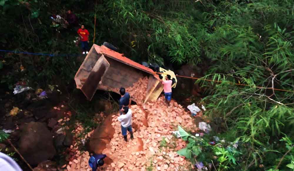 Truk Bermuatan Batu Bata Terjun ke Jurang, Satu Orang Tewas