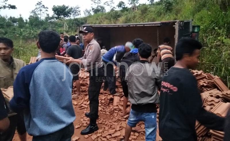 Truk bermuatan genteng saat terguling ke jurang/Foto: Mita Kusuma