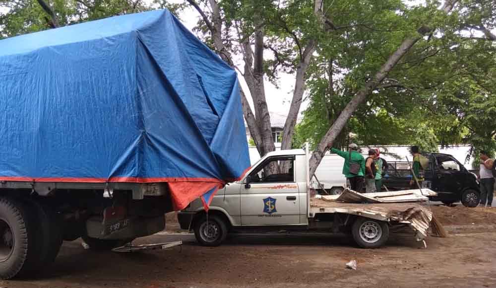 Mobil Dinas Pertamanan Surabaya Dihajar Truk, Tidak Ada Korban