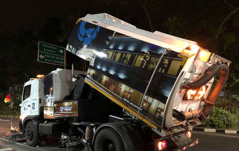 Truk sampah baru milik Pemkot Surabaya yang terlihat membersihkan sisa perayaan malam tahun baru 2019/ Foto-foto: Fajar Mujianto/jatimnow.com