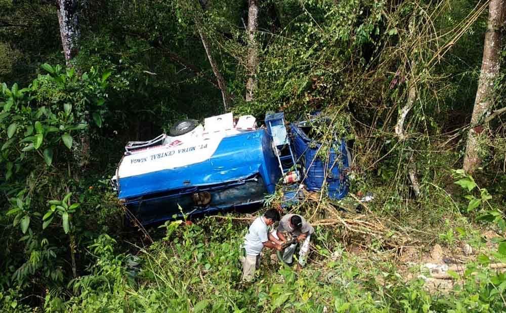 Bangkai truk yang masuk ke jurang di Pacitan