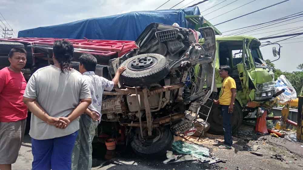 Dump truk menabrak Fuso di Mojokerto