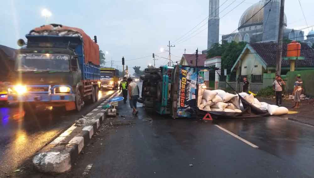 Truk Bermuatan Gabah Terguling di Exit Tol Jombang