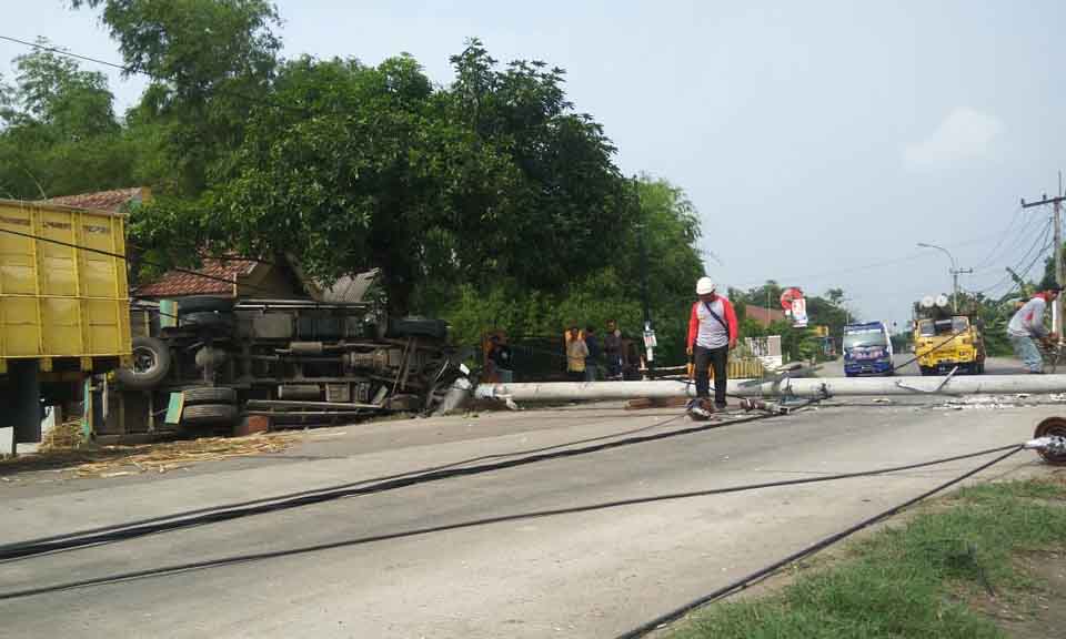 Truk Terguling Usai Tabrak Tiang Listrik di Mojokerto