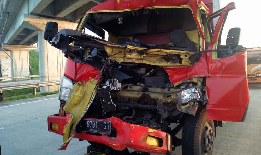 Truk boks yang alami kecelakaan di Jalan Tol Jombang