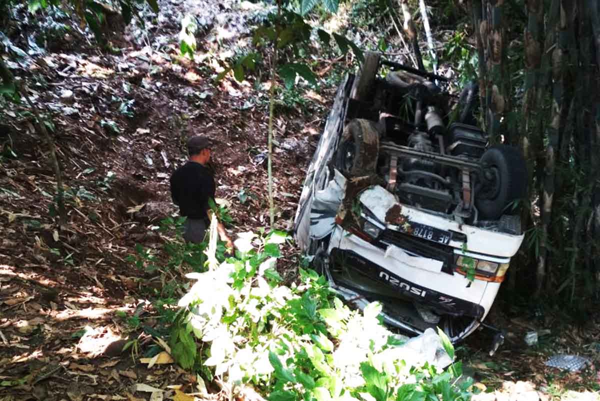 Rem Blong, Truk Rombongan Pendekar Silat Masuk Jurang