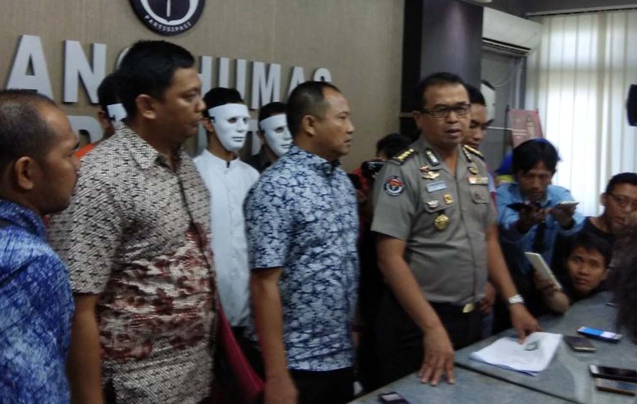 Kabid Humas Polda Jatim Kombes Pol Frans Barung Mangera saat jumpa pers bersama Wakil Direktur Reserse Kriminal Khusus AKBP Arman Asmara Syarifuddin 