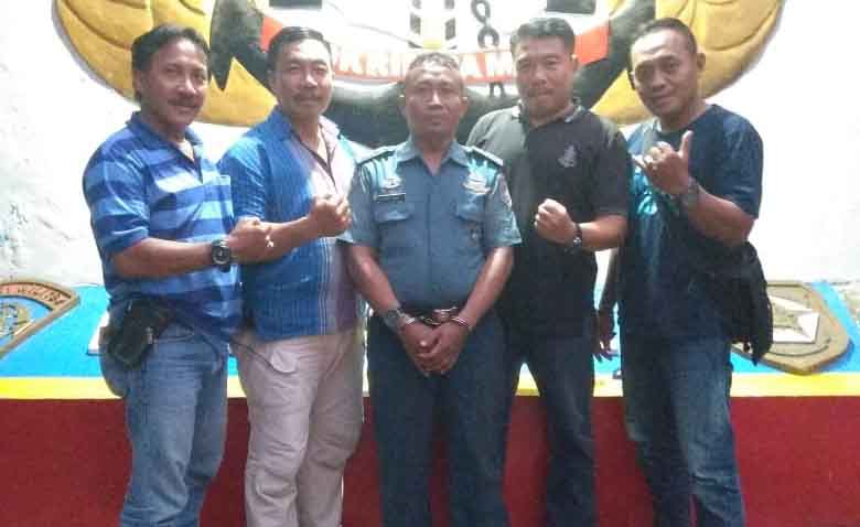 Sutoyo (Perwira TNI AL gadungan) saat diamankan anggota POM Lantamal V