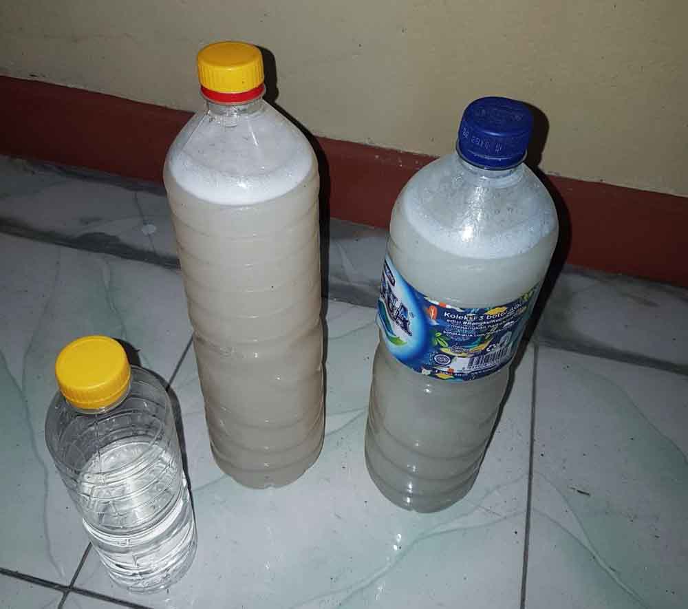Barang bukti miras jenis tuak dan arak bali yang berhasil diamankan.