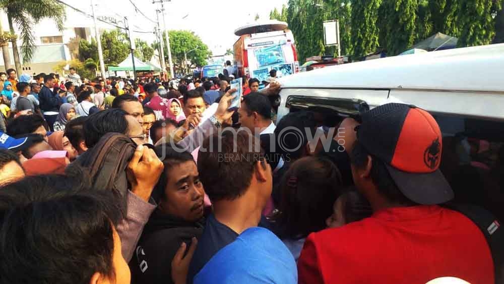 Suasana penukaran uang di alun-alun Ponorogo
