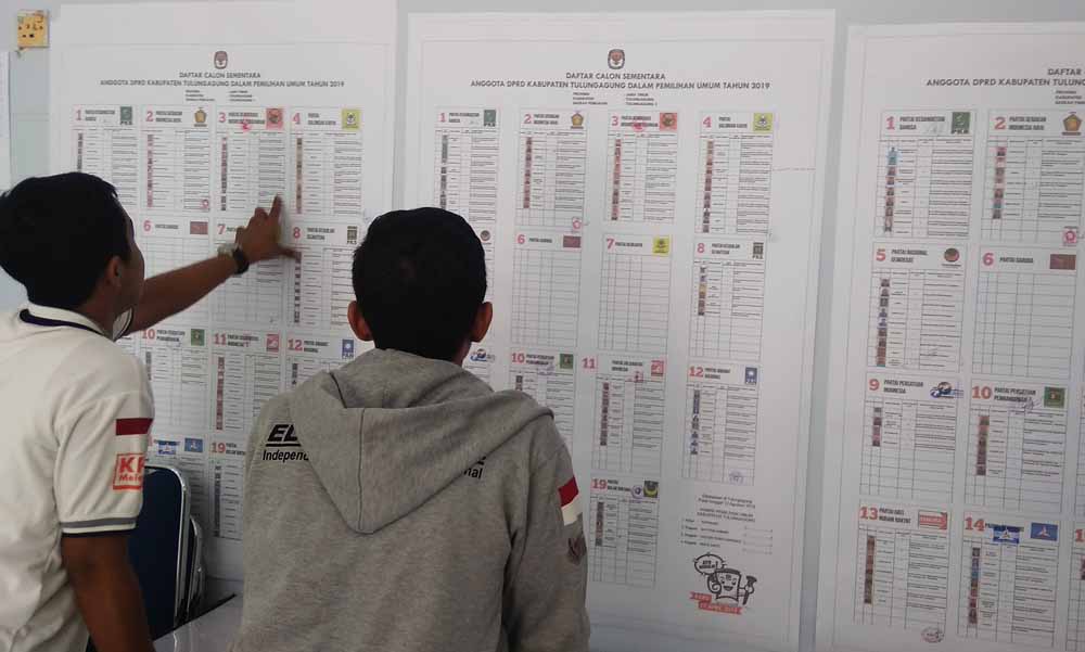  Masyarakat melihat daftar caleg sementara di KPU