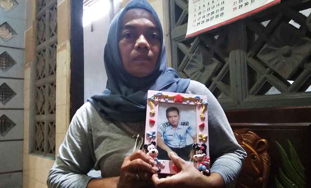 Sripeni menunjukkan foto Hera, salah satu korban gempa dan tsunami yang belum diketahui keberadaannya.