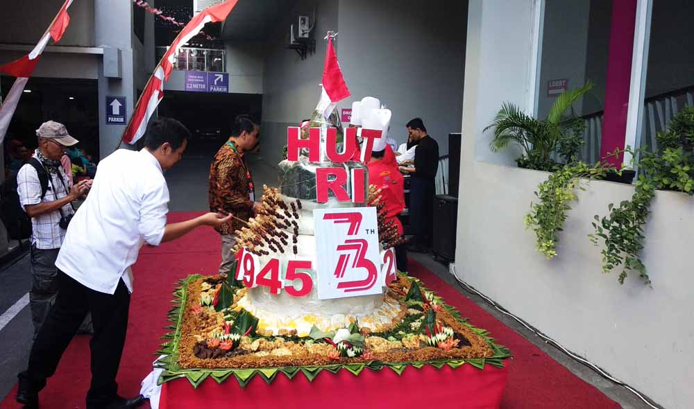 Sambut Hari Kemerdekaan, Hotel Aston Buat Tumpeng Jadah Pecel Terbesar