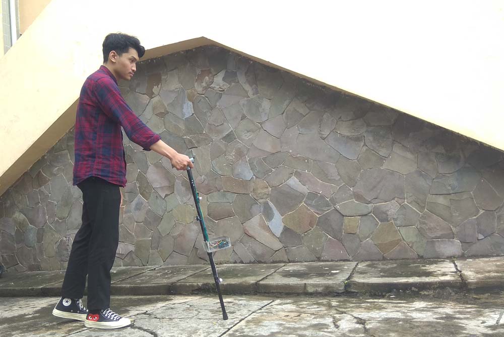 Jarot sedang mempraktekkan temuan tongkat elektronik/Istimewa