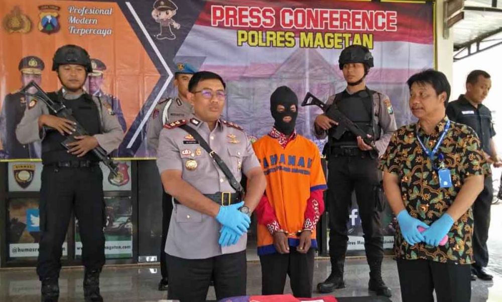 Lanjar (pakai kerpus), suami yang tusuk istrinya saat diamankan di Mapolres Magetan