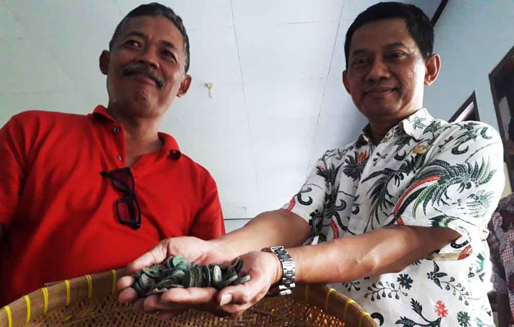 Hariadi, Pengelola Museum Wajakensis menunjukkan ratusan keping uang kuno yang menjadi kolekso terbaru