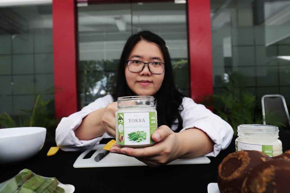Indrawaty Paramitha Halim menunjukkan produk Yoghurt Okra buatannya.