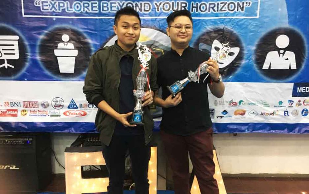Bobby Ongkojoyo dan Fritz Ajiedragono saat menerima hadiah juara debat bahasa Inggris