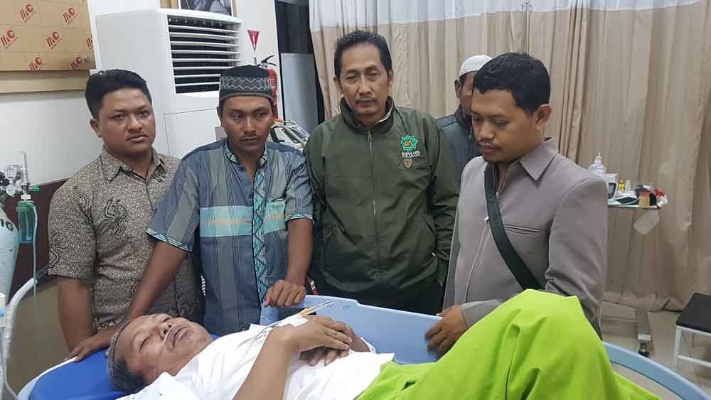  Mohammad Kurjum saat dikunjungi rekan-rekannya di RS Bhayangkara Surabaya