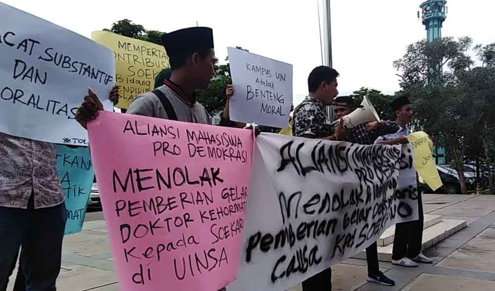 Aksi demonstrasi penolakan gelar Honoris Causa Soekarwo di UINSA 