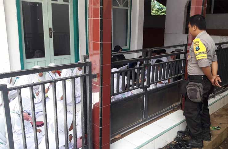 Dinding Sekolah Ambrol, Pelajar MI Ujian di Musala