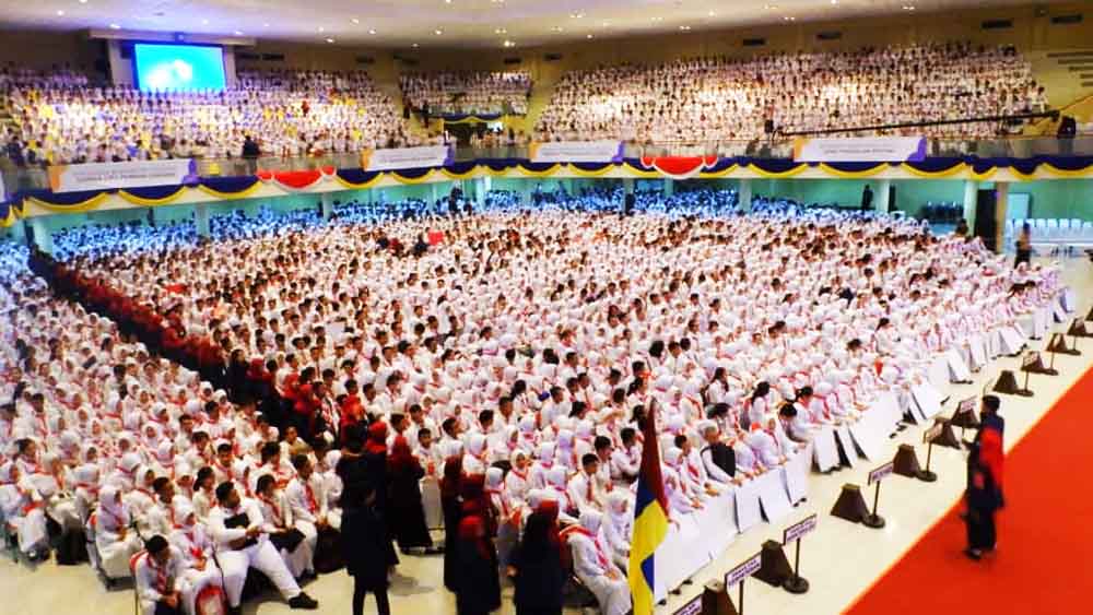 Rektor Unair Mahasiswa baru Unair pada proses pengukuhan di Kampus C