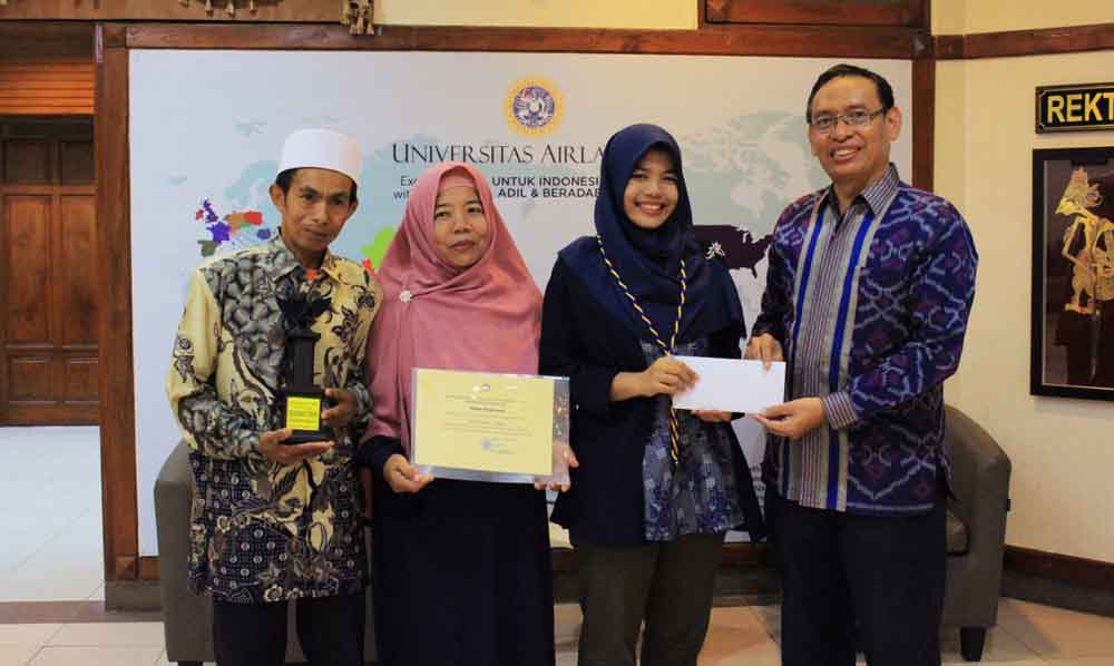 Nur Syamsiyah dan dua orang tuanya saat diundang Rektor Unair