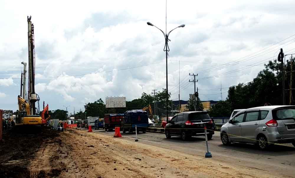 Kemacetan di ruas simpang tiga Karanglo