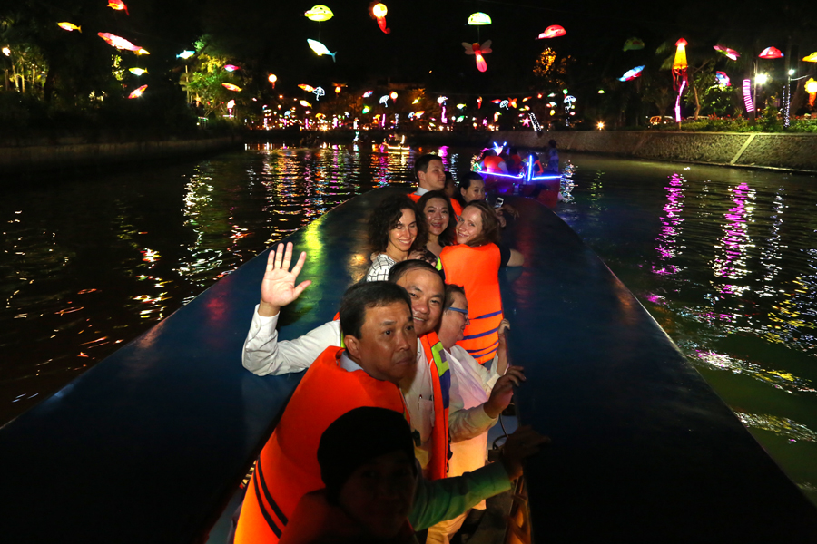 Delegasi UNICEF saat menyusuri Sungai Kalimas.