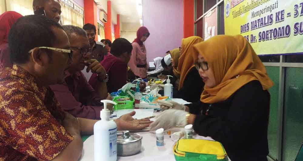 Suasanan pemeriksaan kesehatan di lingkungan kampus Unitomo Surabaya