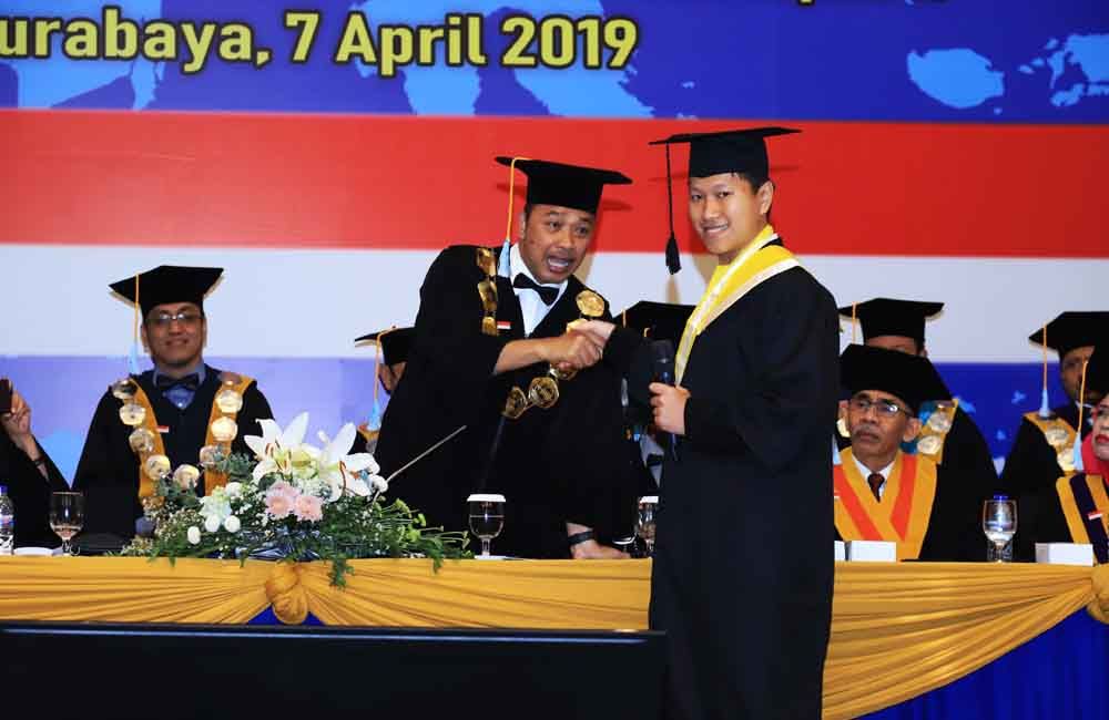 Mahasiswa Autis di Surabaya ini Lulus dengan IPK 3,74