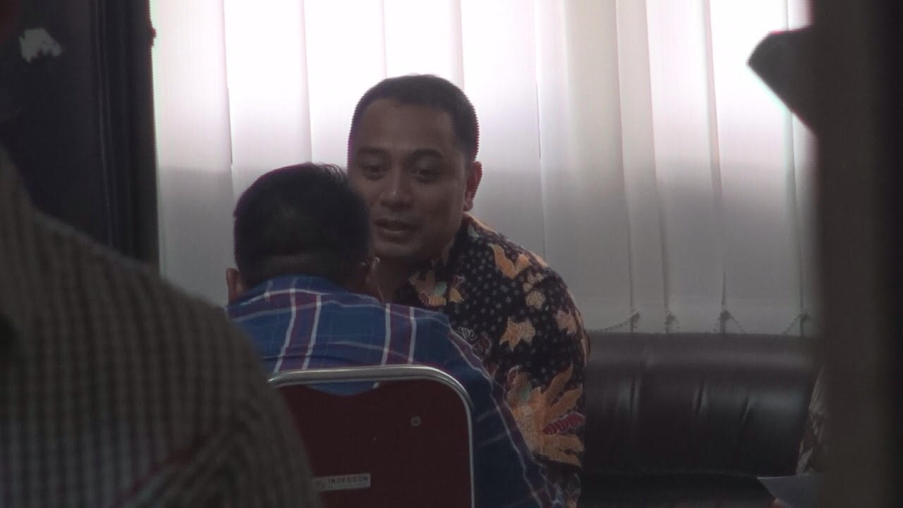 Ery Cahyadi saat menjalani pemeriksaan oleh penyidik di Mapolrestabes Surabaya.