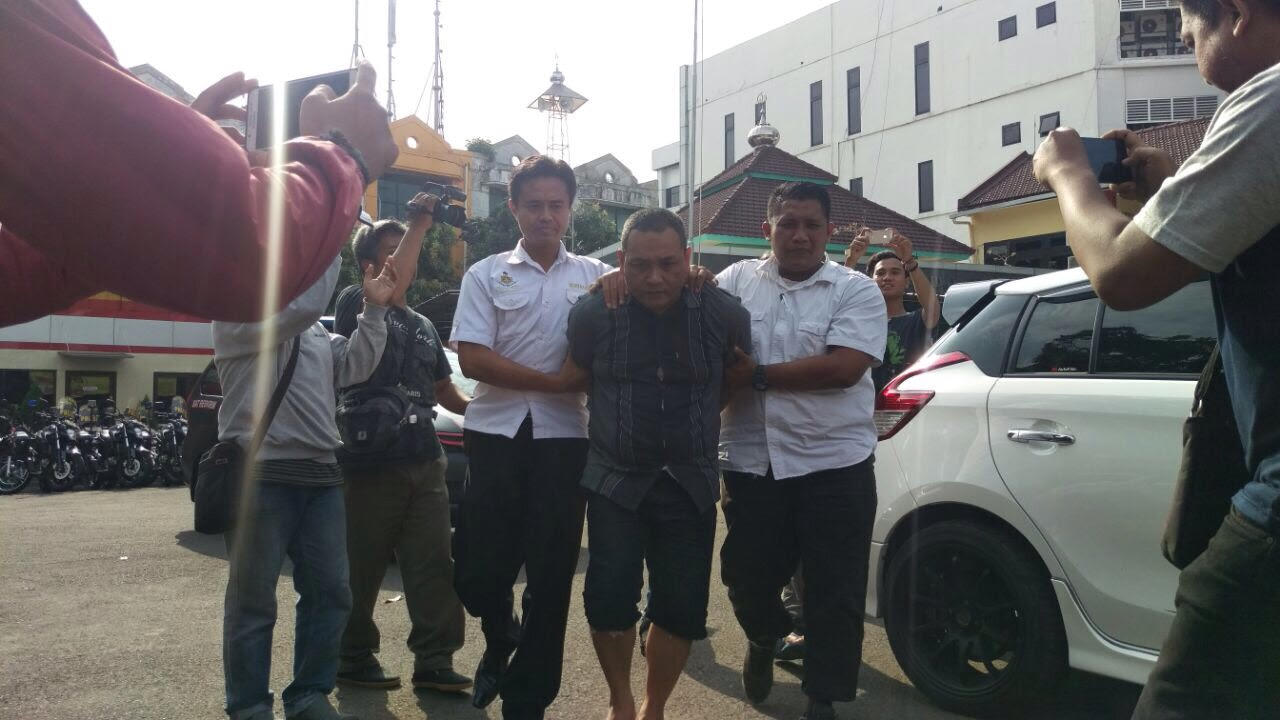 M Sholeh digelandang menuju ruang Satreskrim Polres Pelabuhan Tanjung Perak Surabaya. 