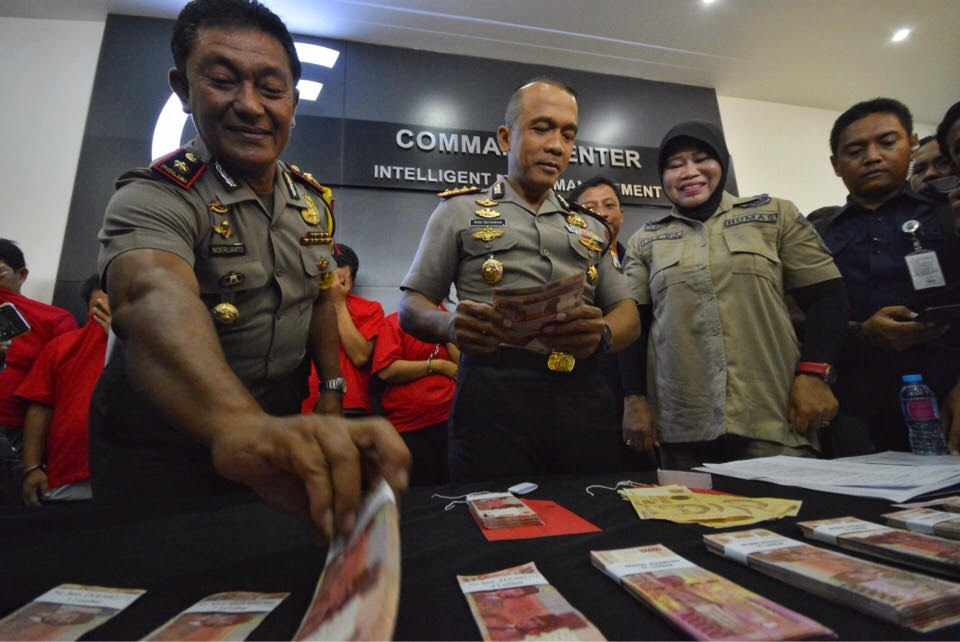 Kombes Pol Rudi Setiawan dan Kompol Noerijanto saat membeberkan sejumlah upal yang disita.