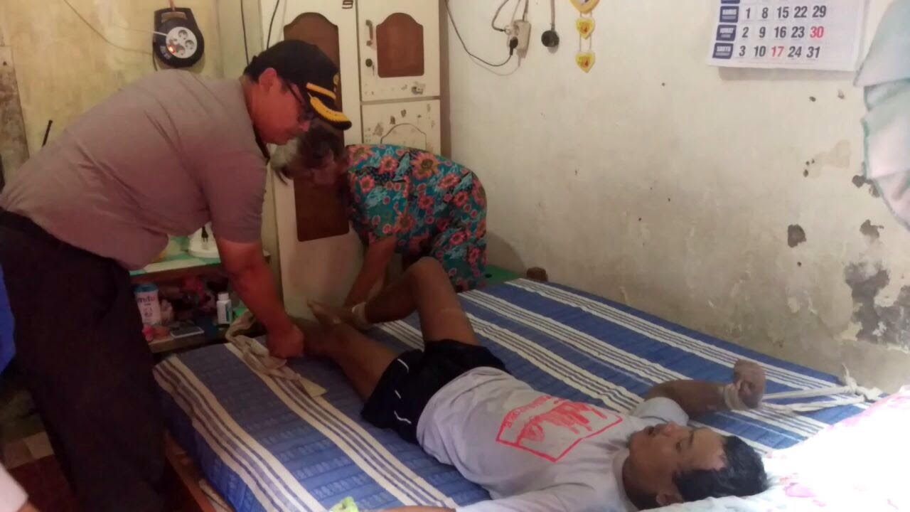 Sunarti, ibu Fardan saat dibesuk Kapolsek Tegalsari, Kompol David di rumahnya. 
