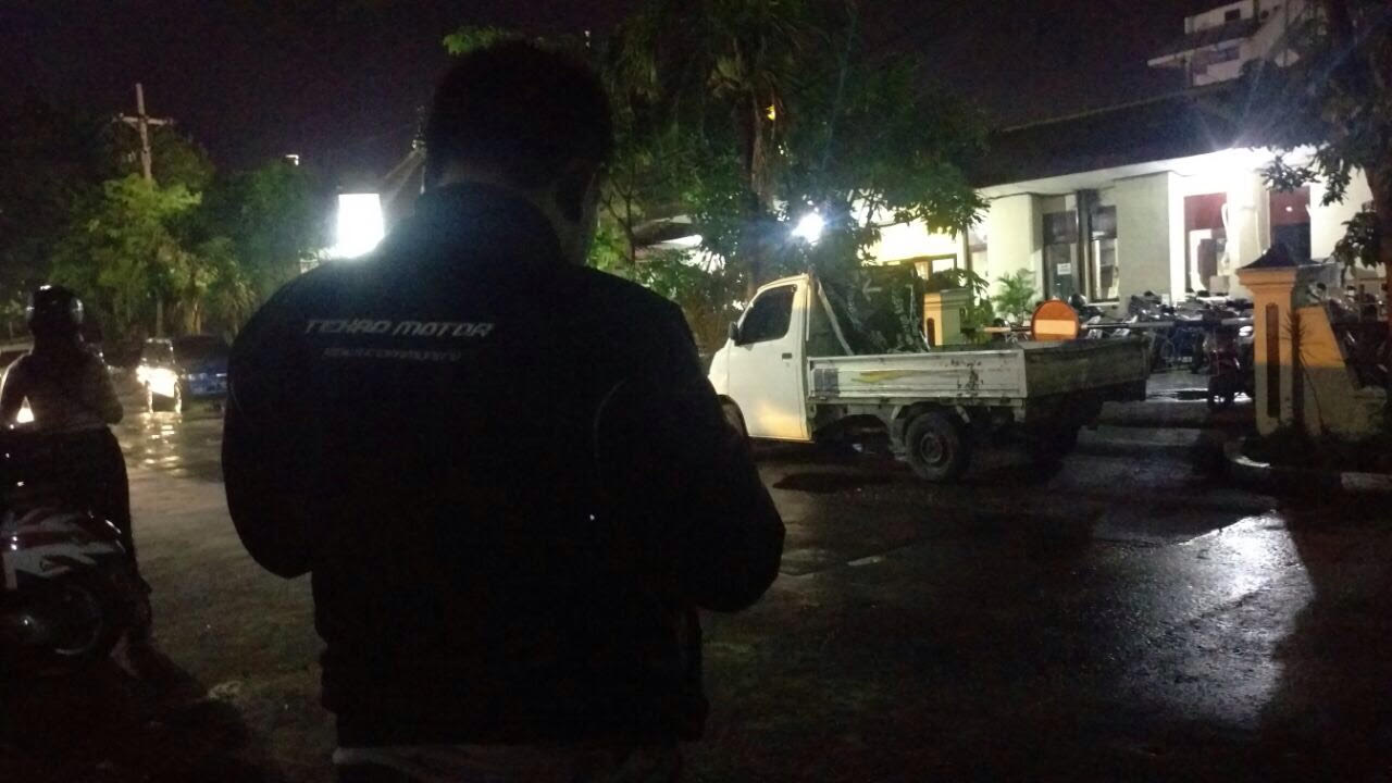  Penampakan Hamid (jaket hitam) saat ditemui jatimnow.com di depan Mapolsek Sukolilo, Kamis (22/3/2018) malam.
