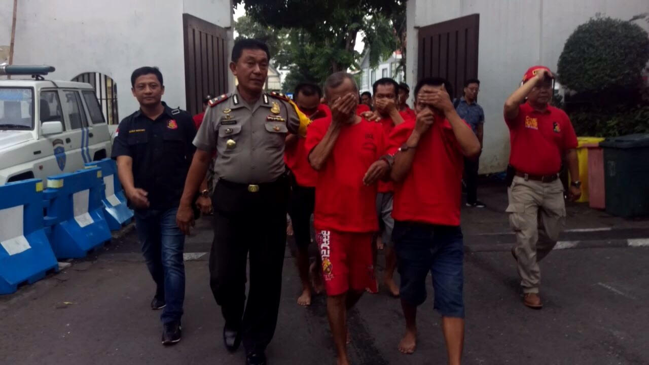 Tersangka digelandang petugas.