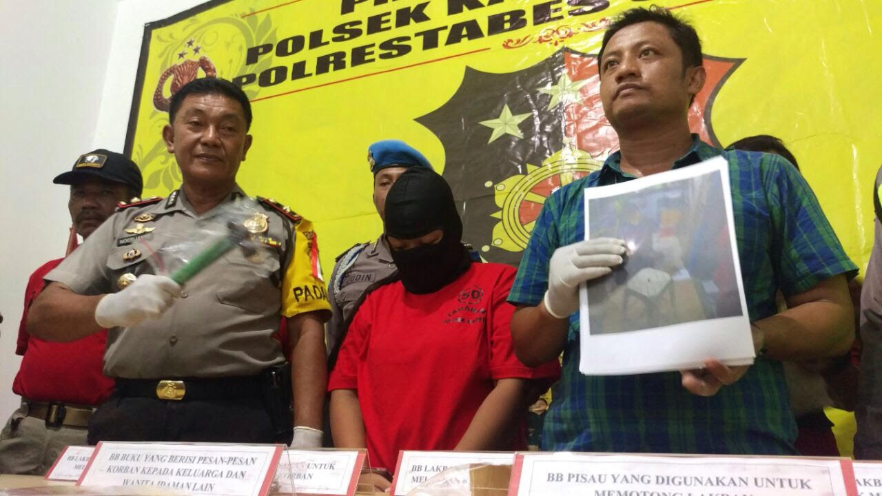 Desy Ayu Indriani, saat diamankan di Mapolsek Karangpilang Surabaya. 
