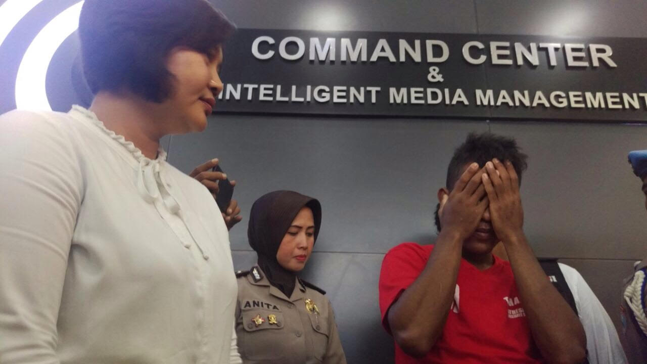 Pelaku saat diamankan di Mapolrestabes Surabaya