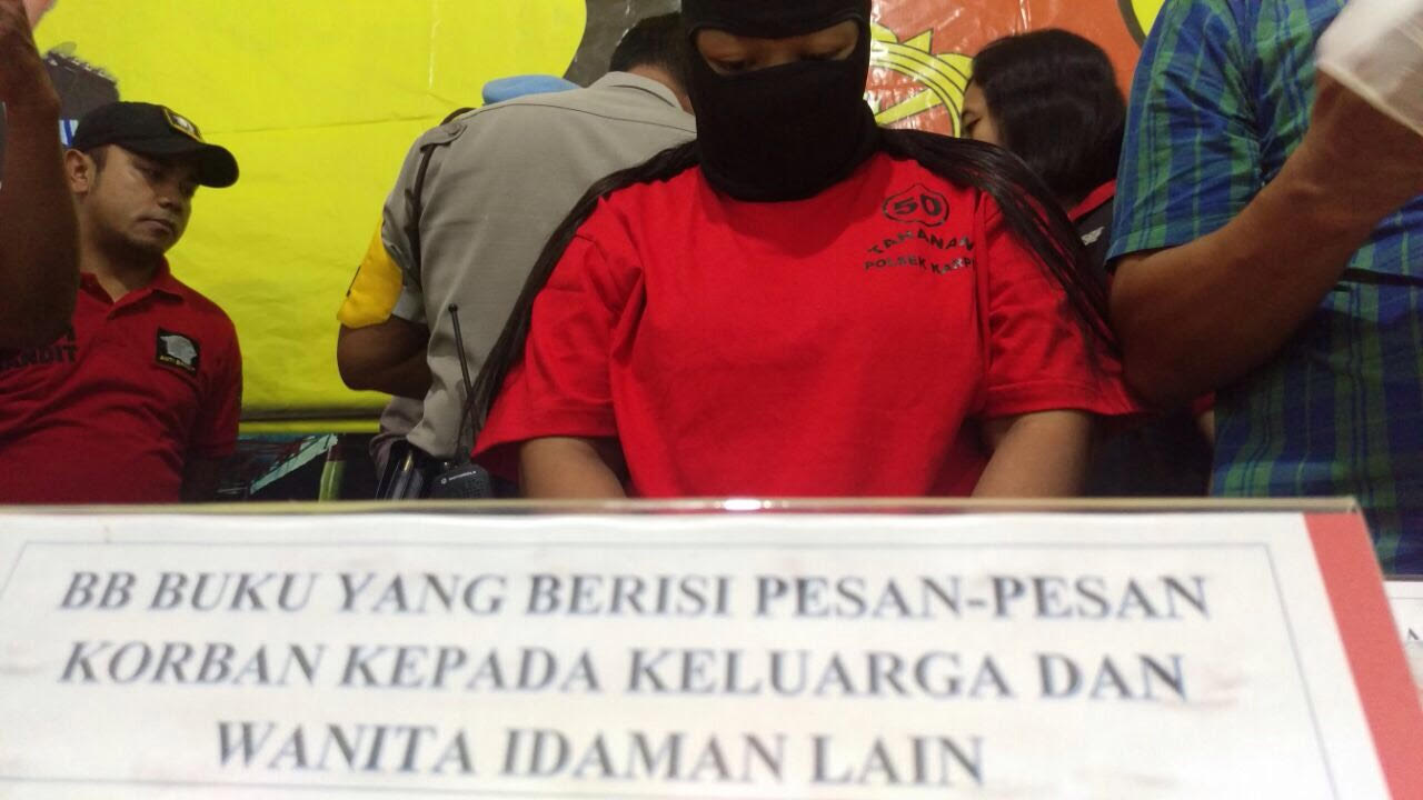 Desy Ayu Indriani saat diamankan di Mapolsek Karangpilang. 
